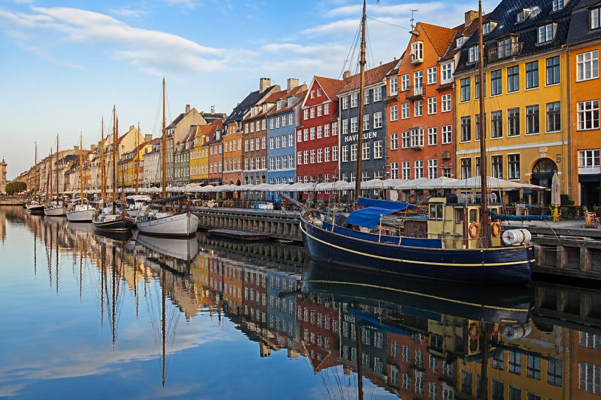 Bunte Giebelhäuser und Segelboote am Kopenhagener Nyhavn